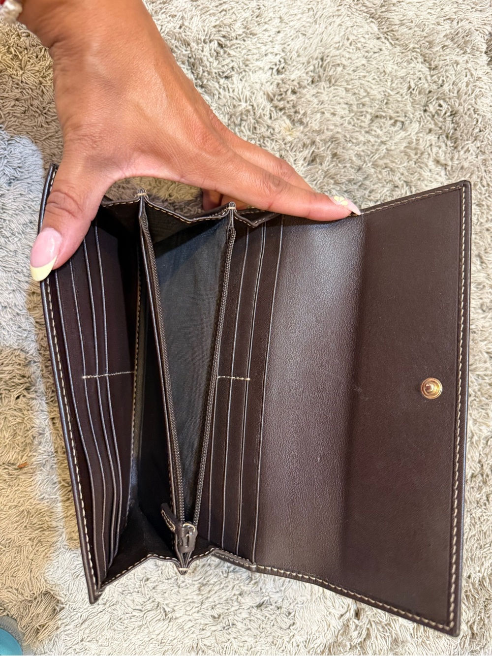 Authentic Gucci Beige and Brown Monogram Continental Wallet with Gold Logo - Picture 3 of 3